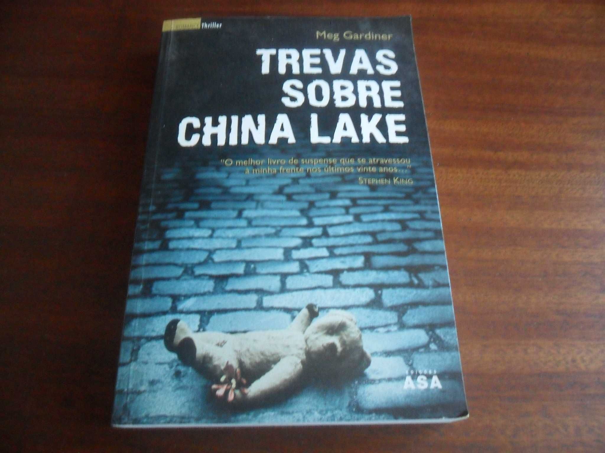 "Trevas Sobre China Lake" de Meg Gardiner - 1ª Edição de 2007