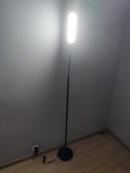 Czarna lampa podłogowa LED z pilotem
