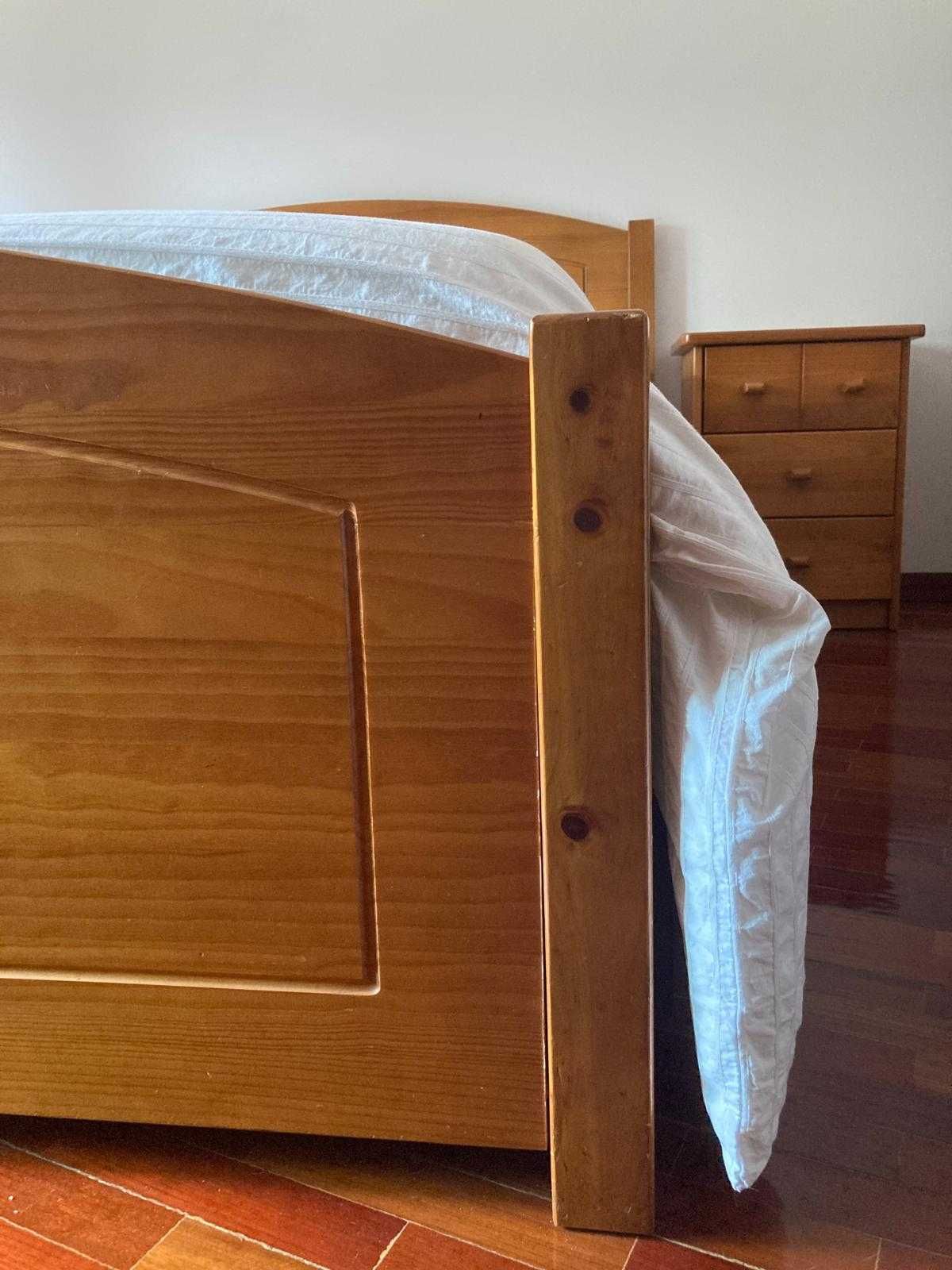 Cama de casal, mesas de cabeceira, cómoda e secretaria