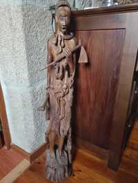 Estatueta madeira  - feita manualmente