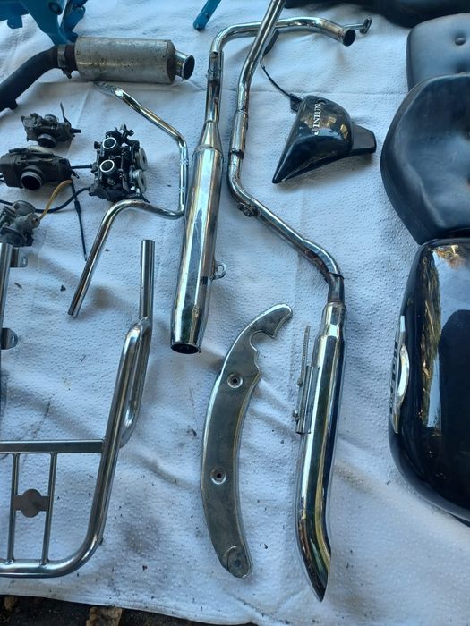 Várias peças de motas