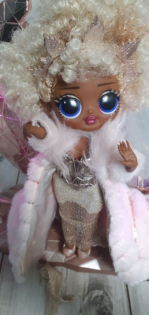 NYE Queen,Lalka L.O.L. Surprise: OMG Movie Magic Doll, stojak