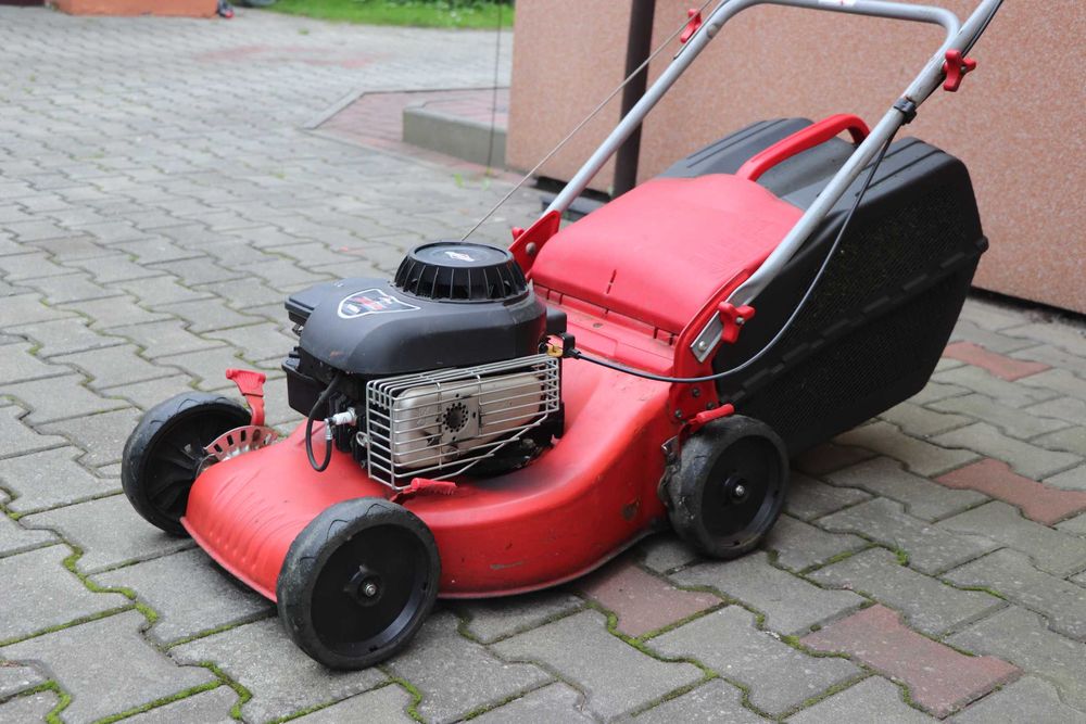 Kosiarka spalinowa ogrodowa Briggs i Stratton (uszkodzona)
