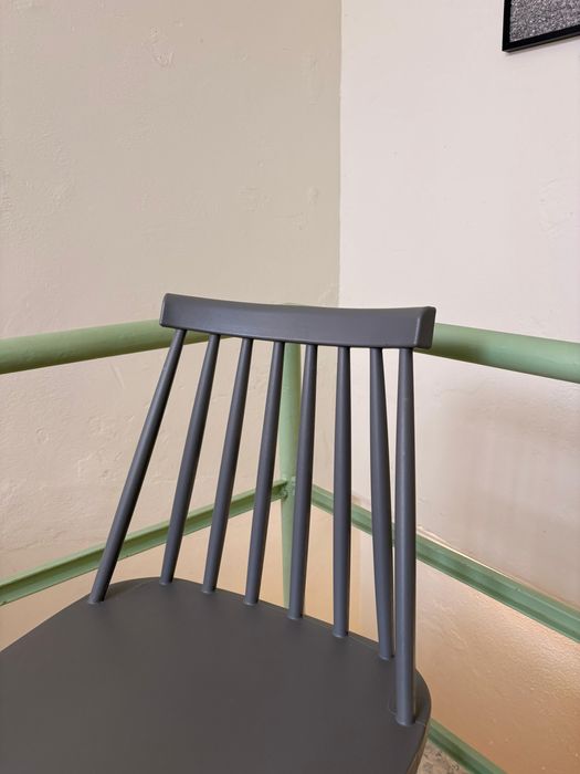 Cadeira cinza em bom estado