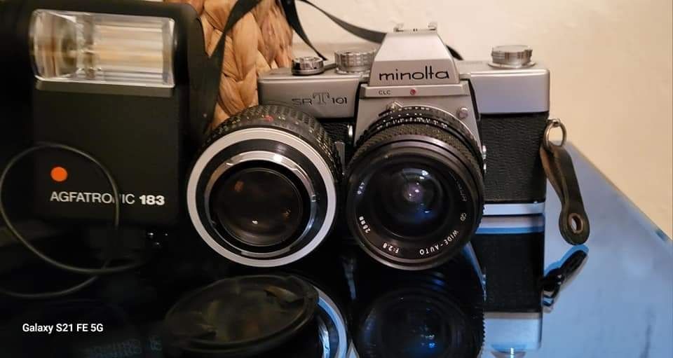 Minolta, flash e duas objectivas. Anos 70, em muito bom estado.