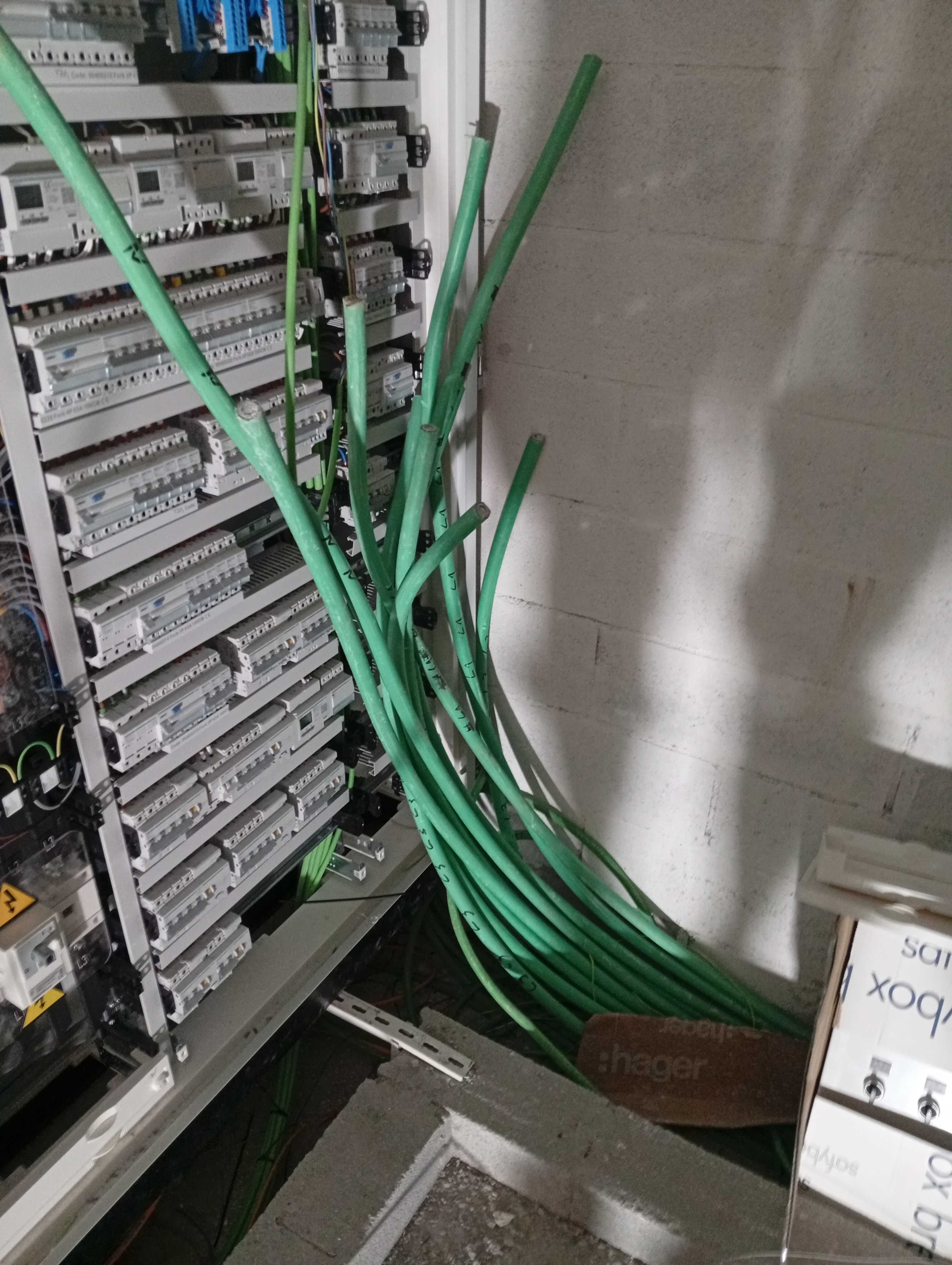 Execução de trabalhos de eletricidade e canalização