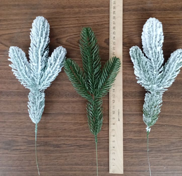 Литі гілочки зі штучної хвої (ялинки)