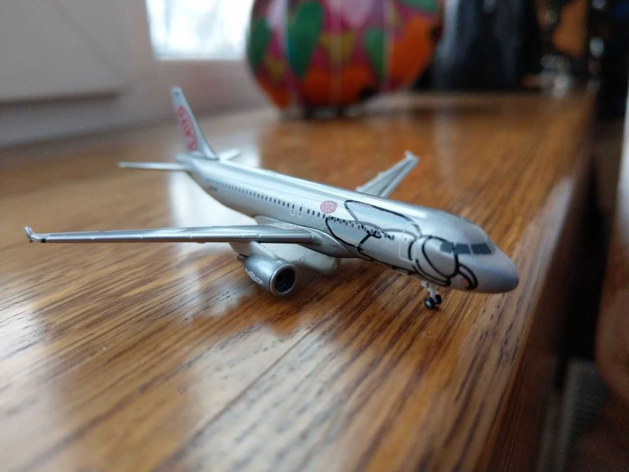 Модель самолета Airbus A320 Niki, Herpa Wings 1:400