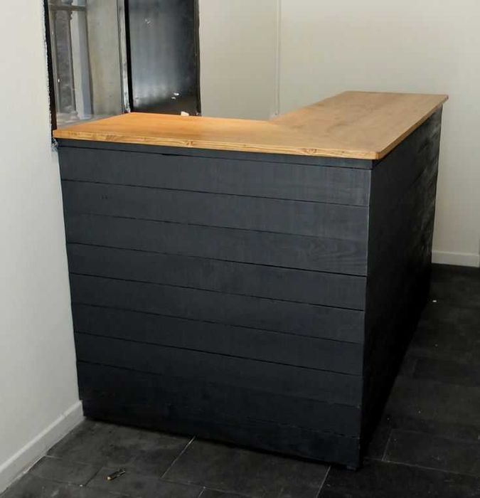 Drewniana recepcja, lada, bar