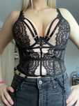 Elegancki koronkowy gorset z efektem push-up
