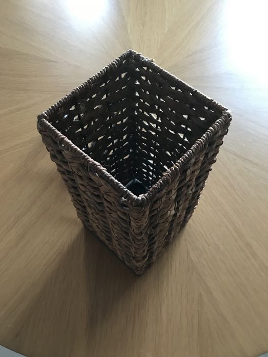 Candeeiro de ferro e palhinha