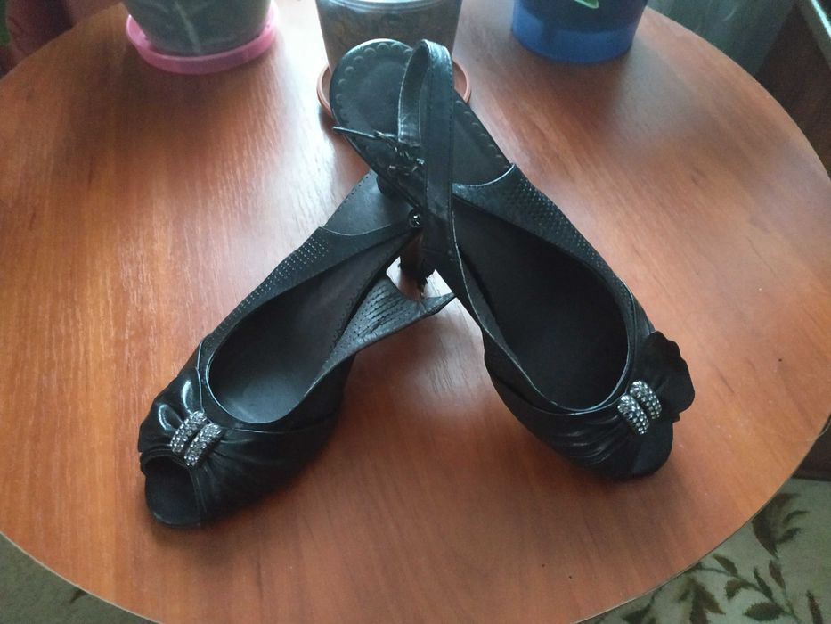 Продам босоніжки