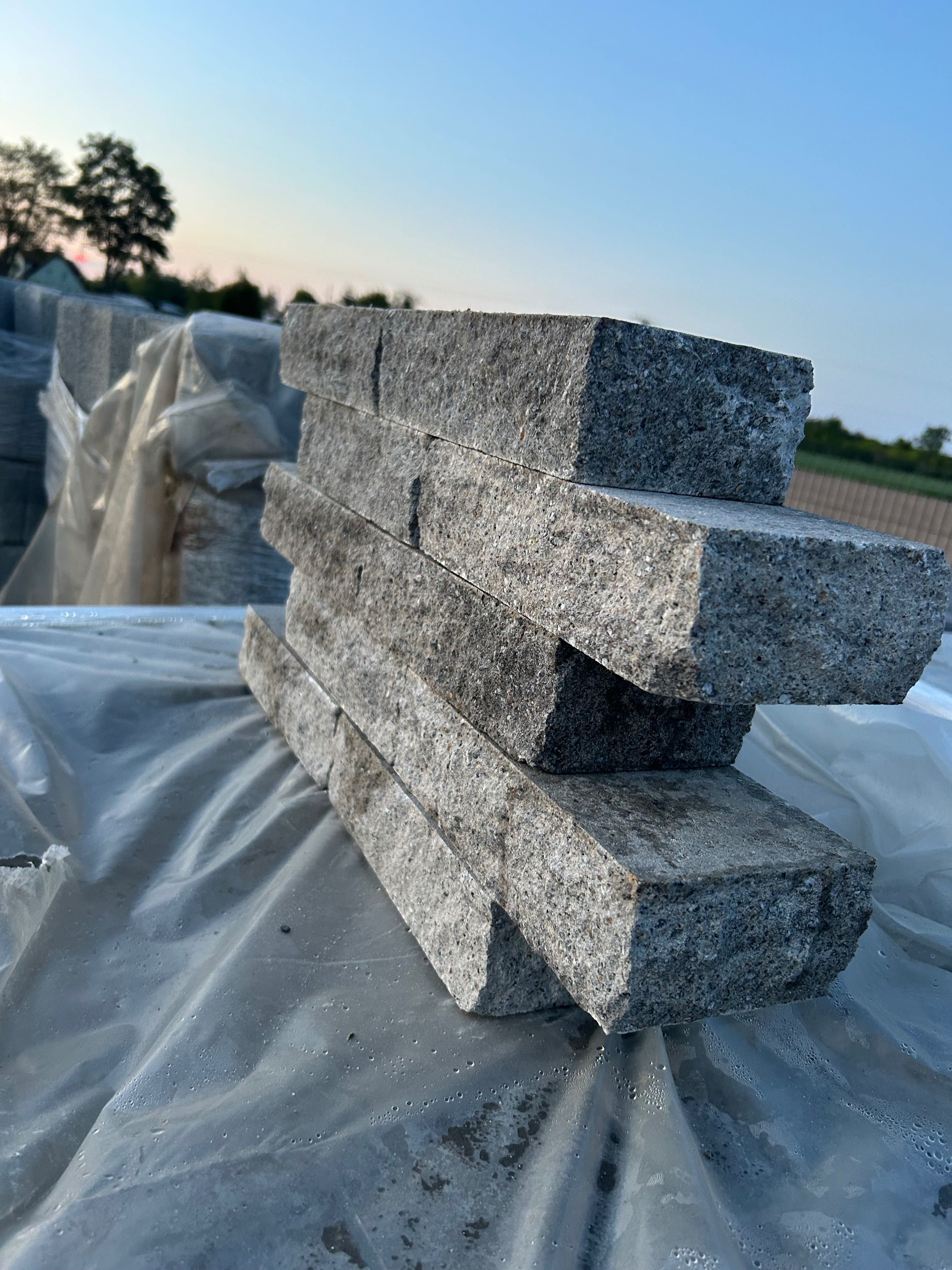 Cegla obijana splitowana na mur - piękna palisada split, łupana
