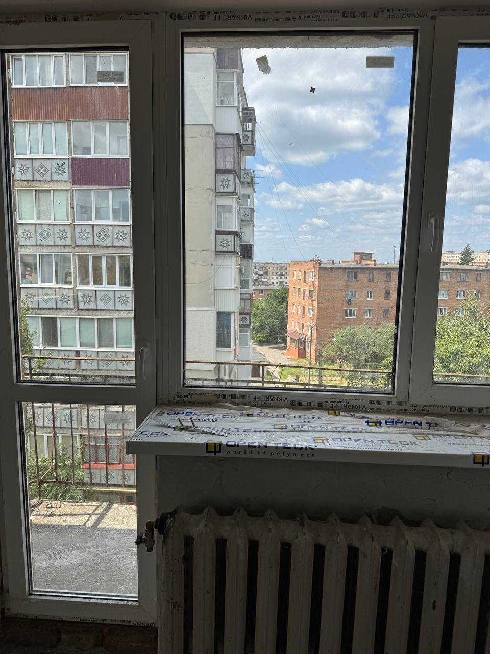 продам двокімнатну в центрі міста