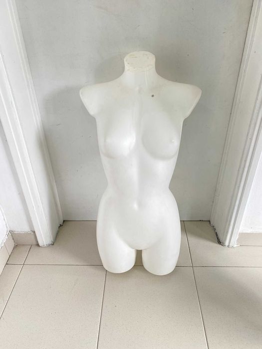 Manequim feminino em plástico