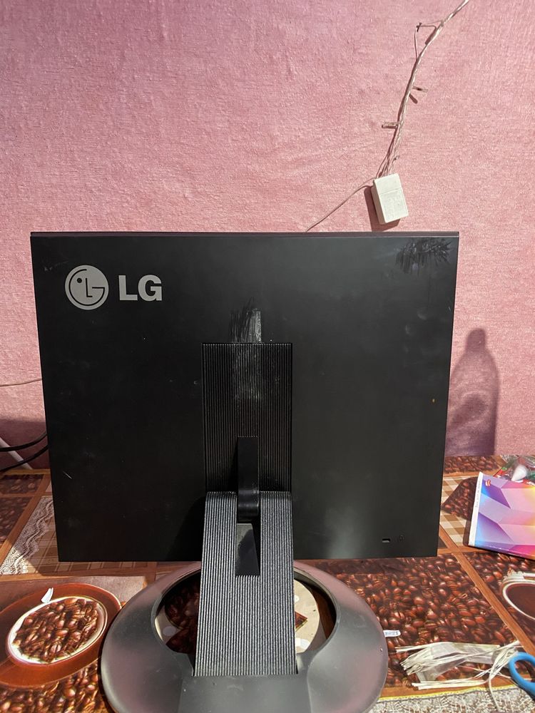Продам монітор LG Flatron L1953TR-SF.