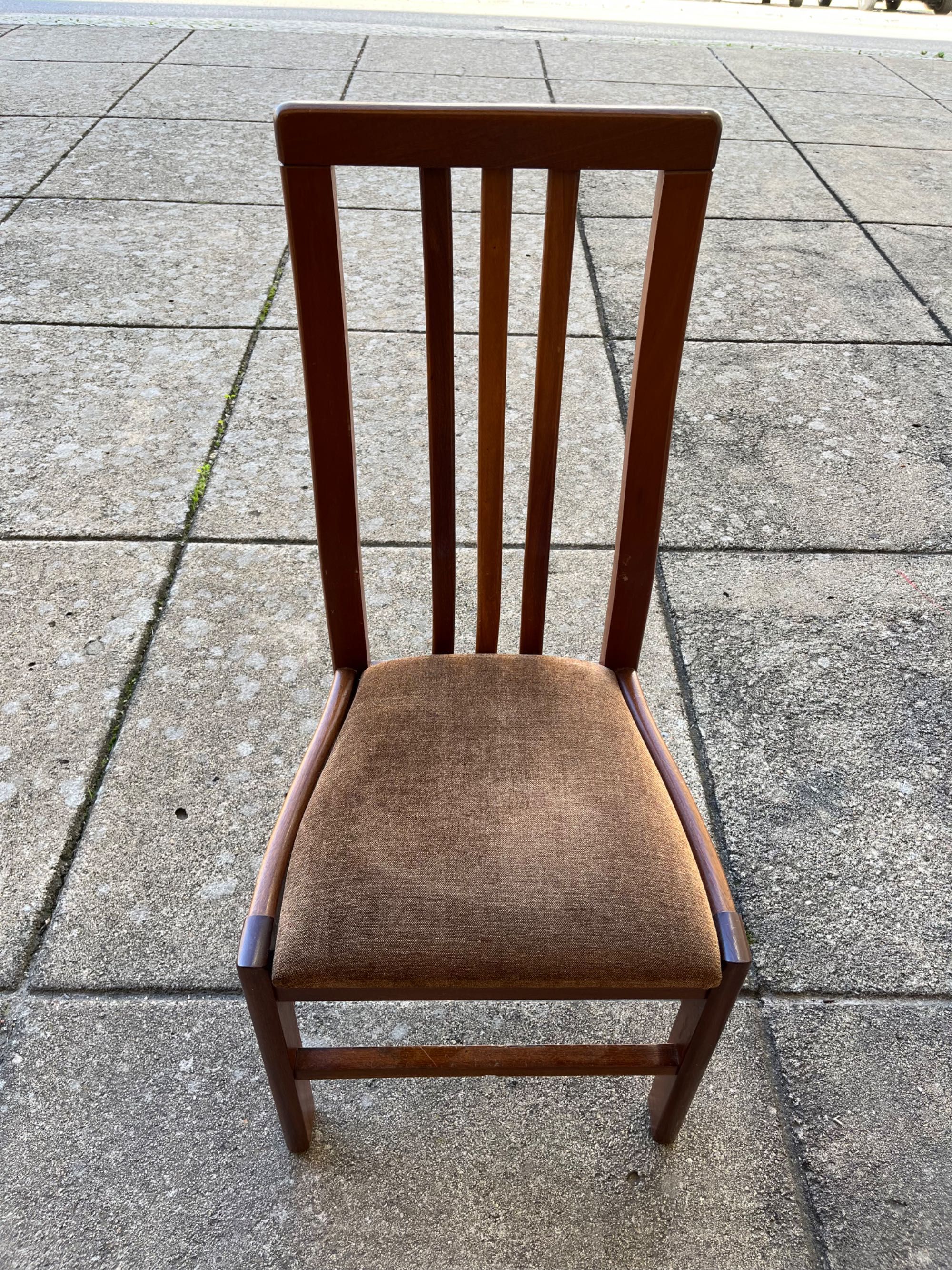 Cadeiras conjunto de 4 com assentos aveludados em castanho