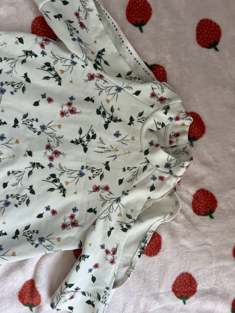 Letnia sukienka S z rozcięciami na ramionach i plecach