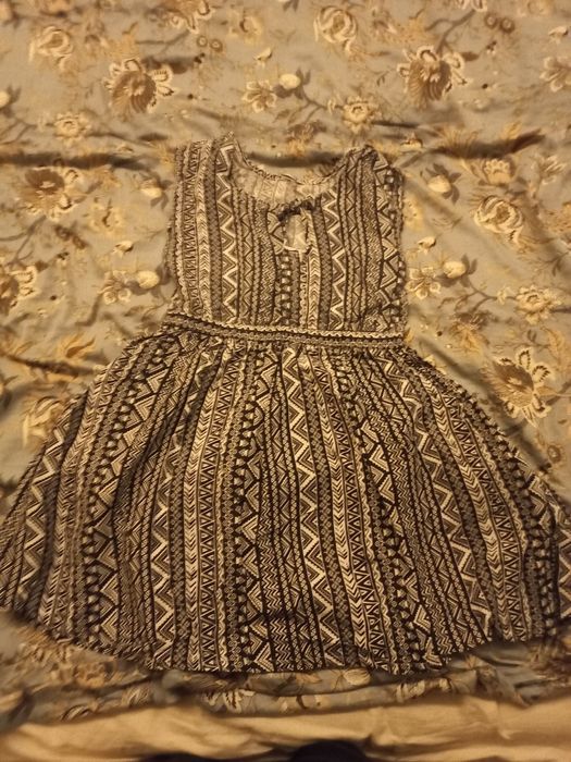 czarno-biała sukienka ze wzorami