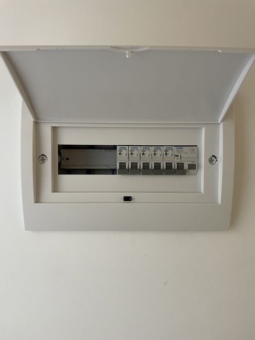 Pequenos e grandes Serviços de eletricidade e remodelações