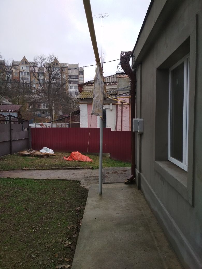 Продається половина будинку із земельною ділянкою 6 сот  в центральній