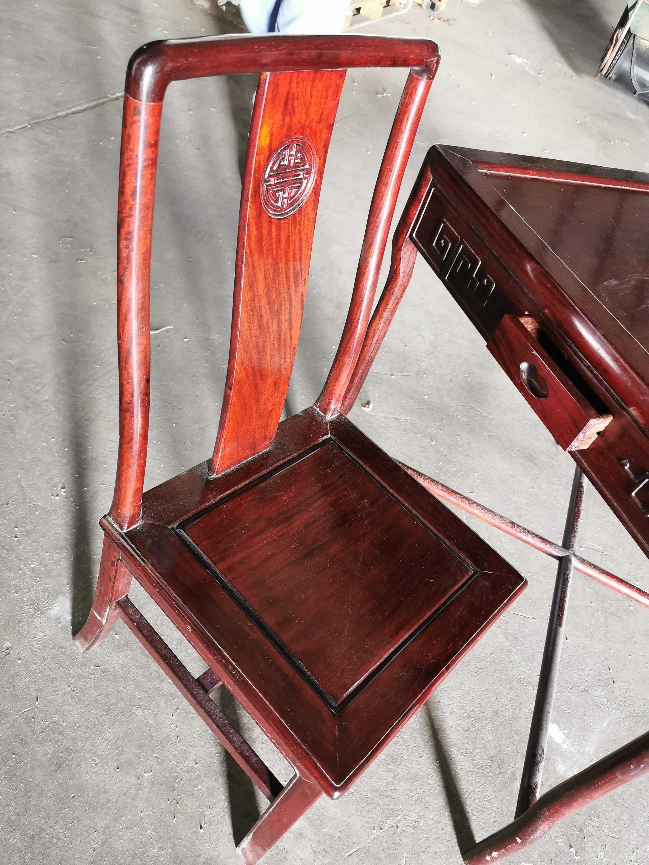 Mesa de jogo com 4 cadeiras