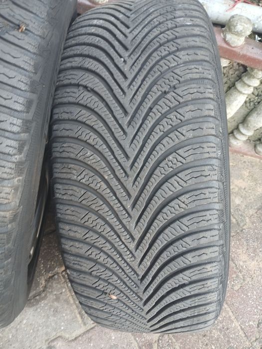 Opony zimowe 215x55x16 Michelina. Z felgami i kołpakami kpl.