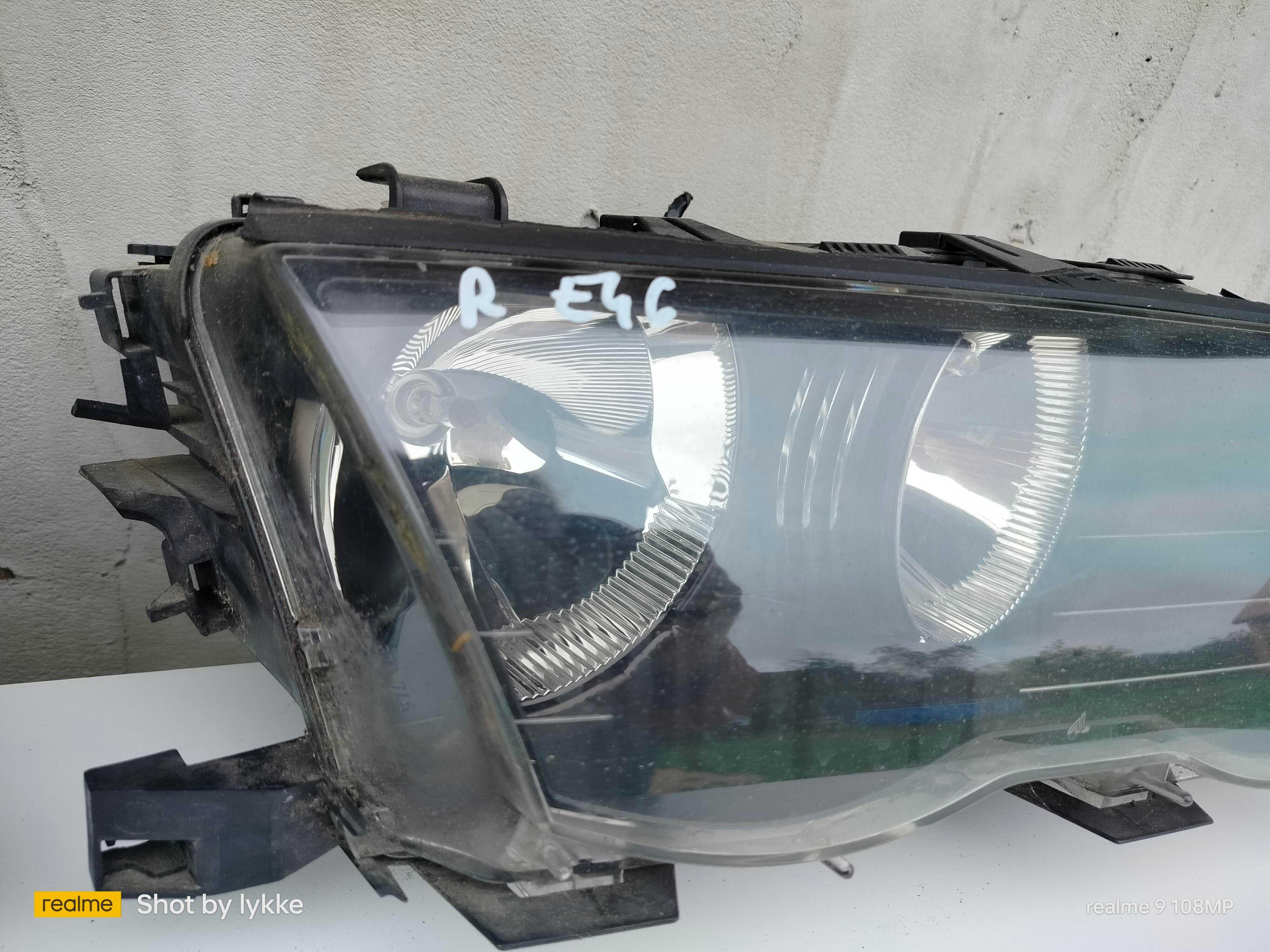 BMW e46 lampa prawa przednia uszkodzony jeden zaczep