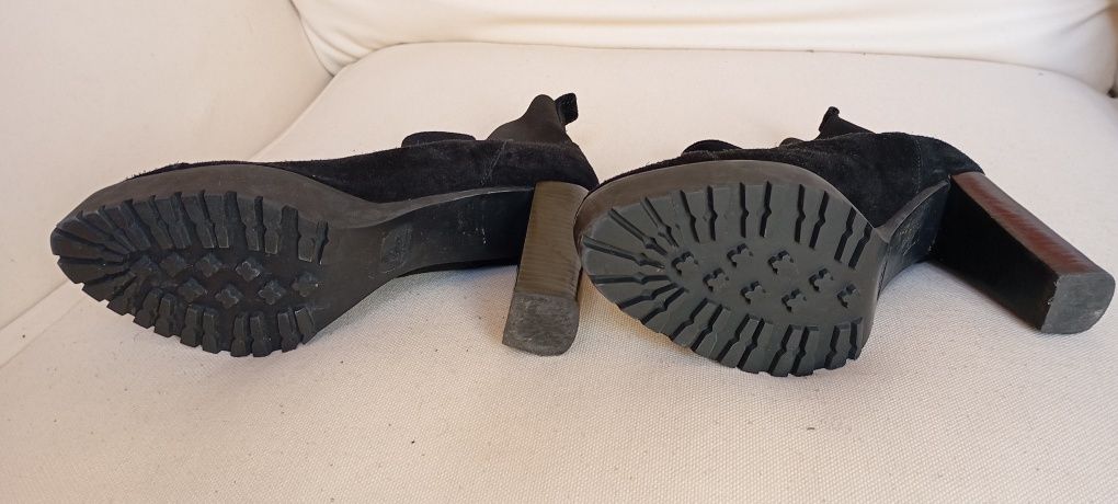 Botas de salto alto pretas em camurça da marca Castañer