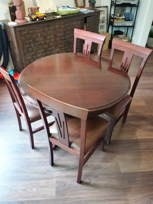 4 Cadeiras de madeira novas