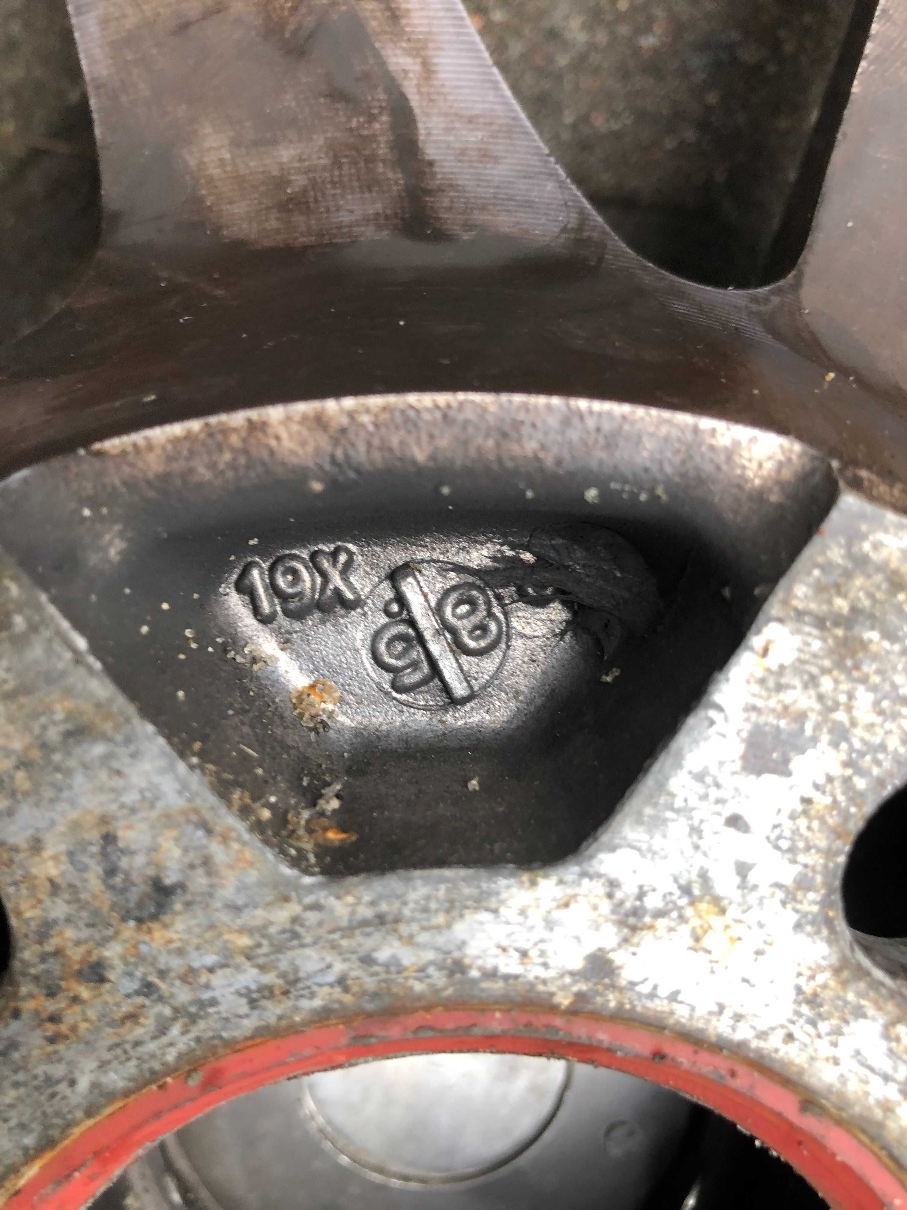 Felgi Kola AVERSUS AUDI A4 S4 B8 8.5JX19 et32 3szt