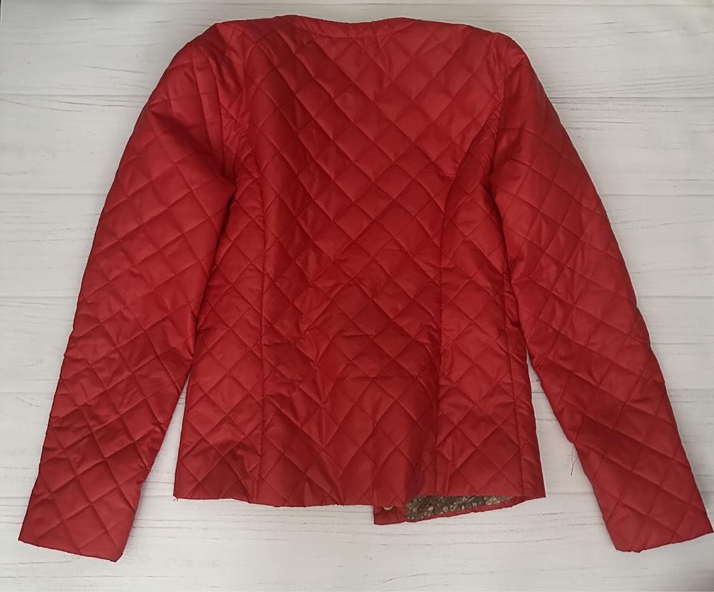 Червона стьогана курточка