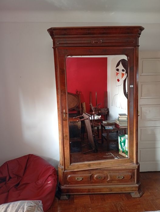 Guarda roupa em madeira antiga envernizado