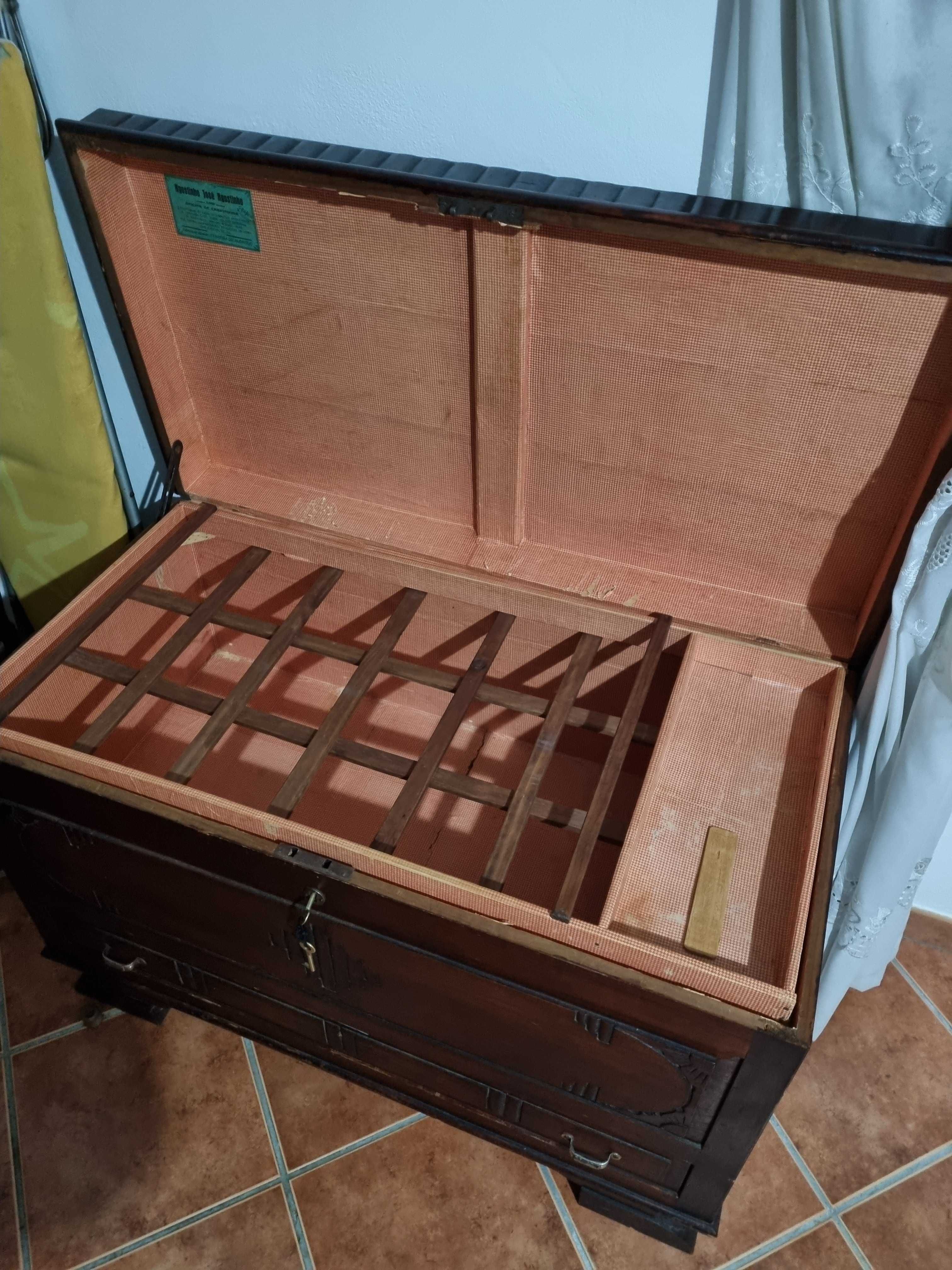 Vendo quadros antigos.