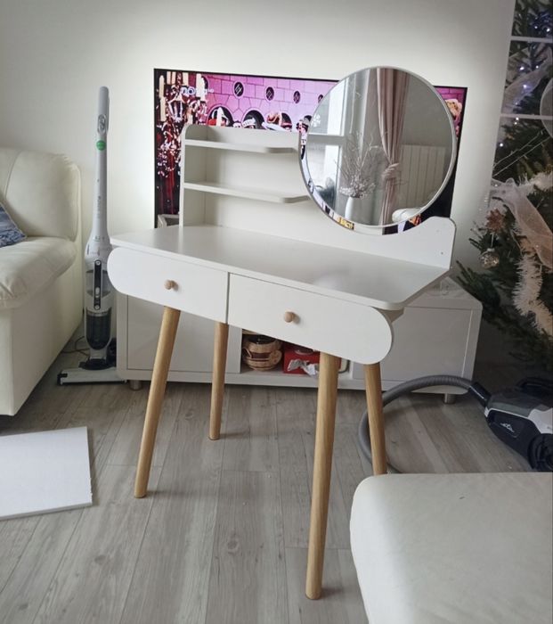 Toaletka kosmetyczna skandynawska z lustrem – elegancki design