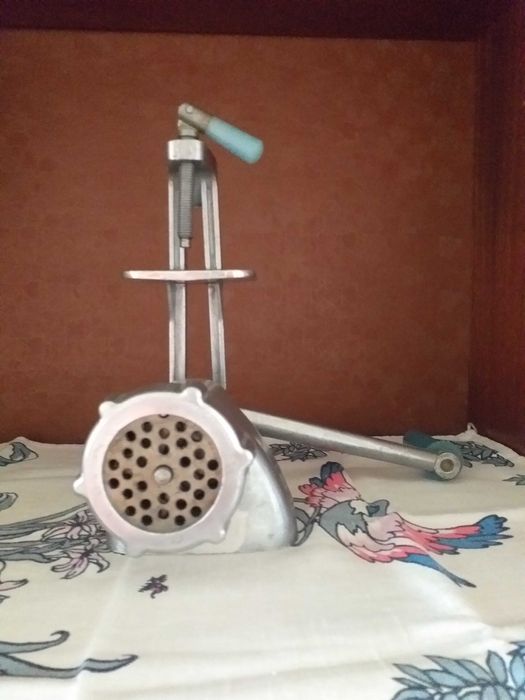 продам кухонную утварь мясорубку,чайник из нержавейки и эмалированный.