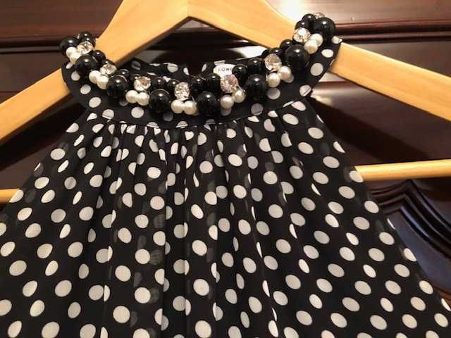 Vestido preto com bolas brancas, muito vaporoso e elegante