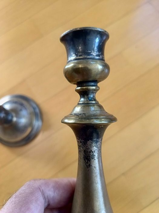 Para starych, francuskich świeczników firmy Christofle.