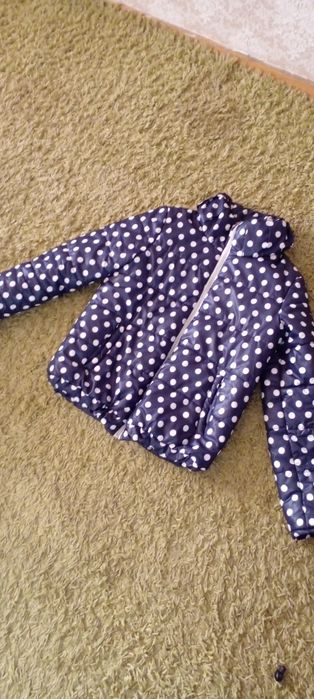 Куртка весняна в крутий принт горошок.