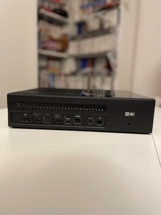 Konsola Xbox One, z grą Minecraft, dwa pady