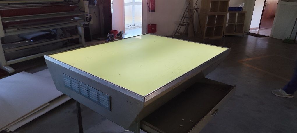 Mesa de luz grande