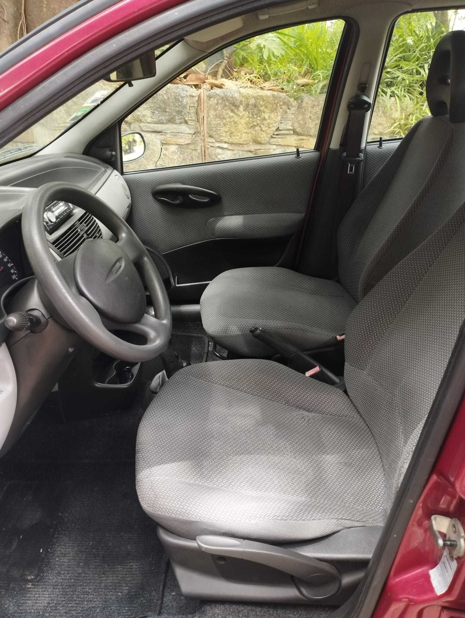 Fiat Punto 1.2 – Econômico, Direção Elétrica e Pronto a Andar!