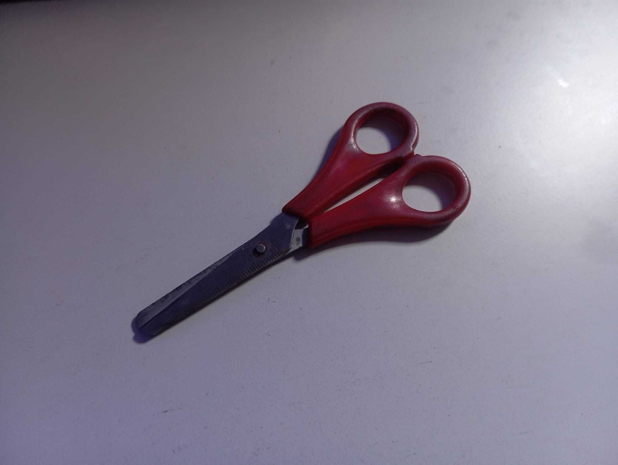 tesoura vermelha