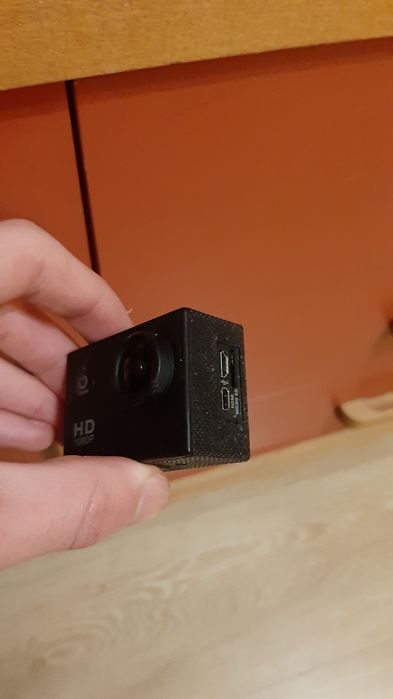 Продам стареньку, але працюючу екшен-камеру.