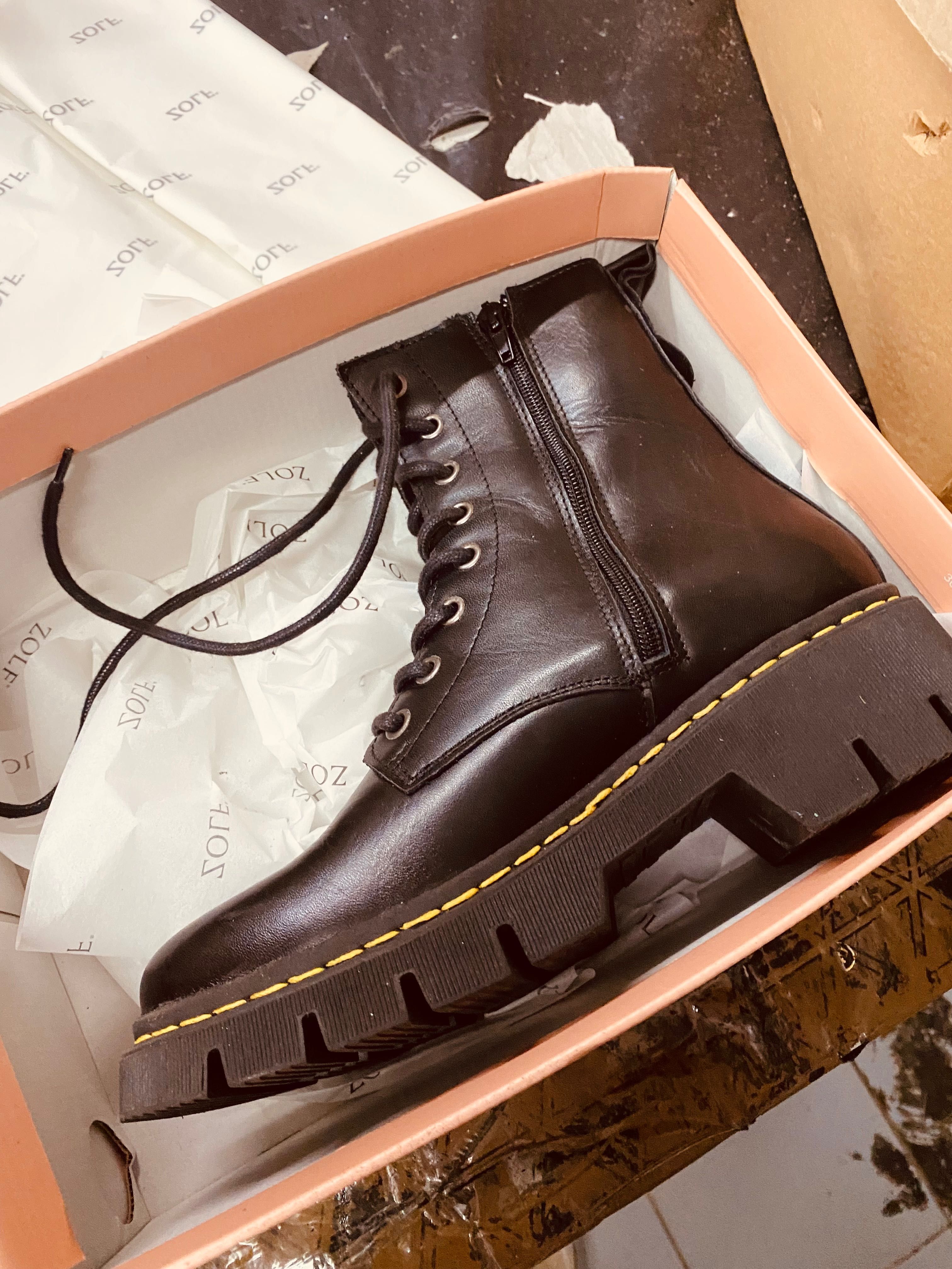 315 sapatos, tenis e botas - um só pé! Modelos podem casar...