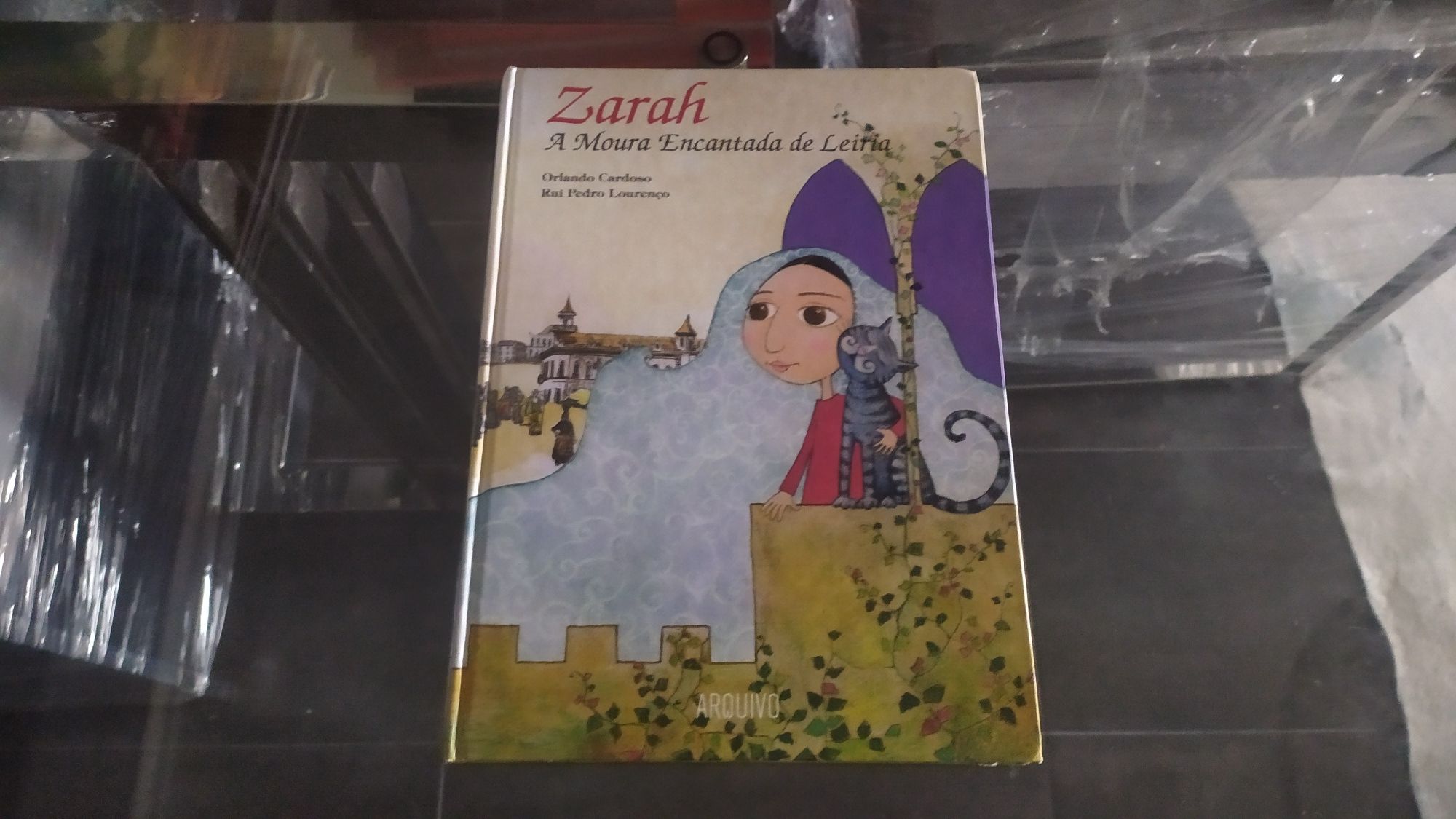 Livro Zarah a moura encantada de Leiria
