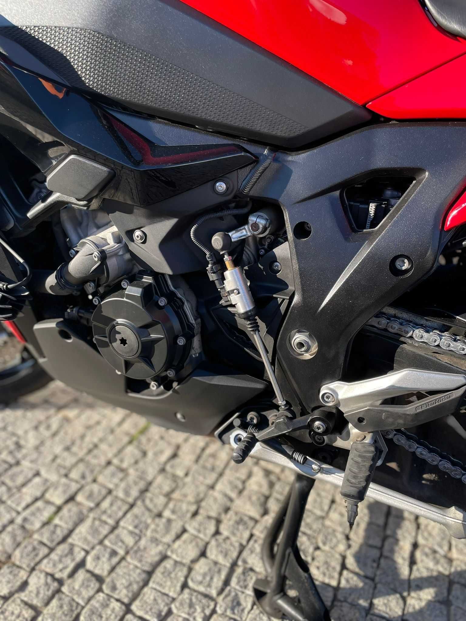 BMW S1000XR vermelha 2022