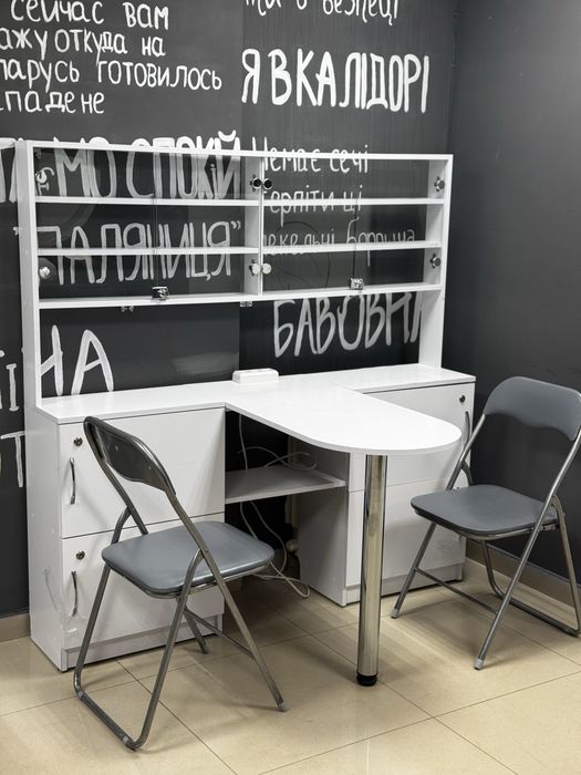 Меблі шафа вітрина дзеркало стіл манікюрний трон педикюрний