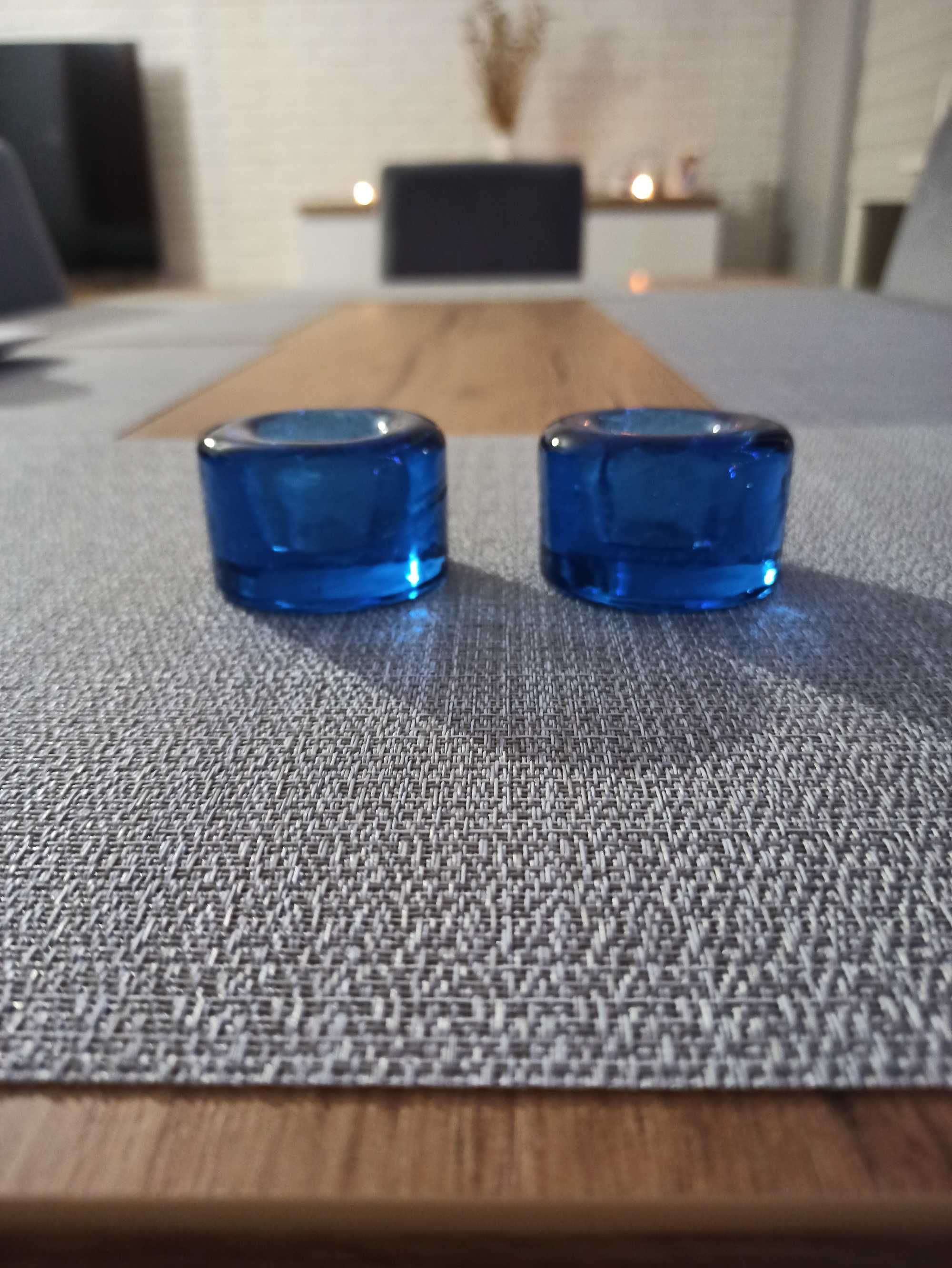 Dwa szklane świeczniki do długich świec, niebieskie/chabrowe