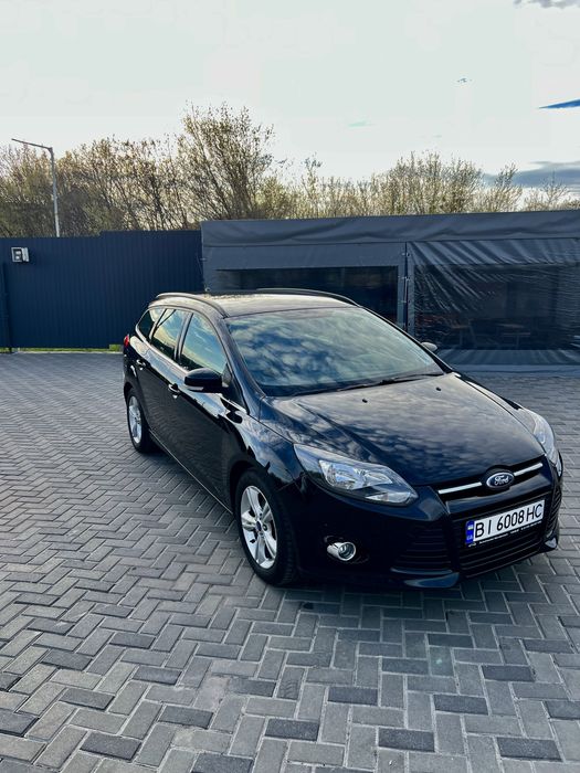Автомобіль Ford Focus 2013 року чорний